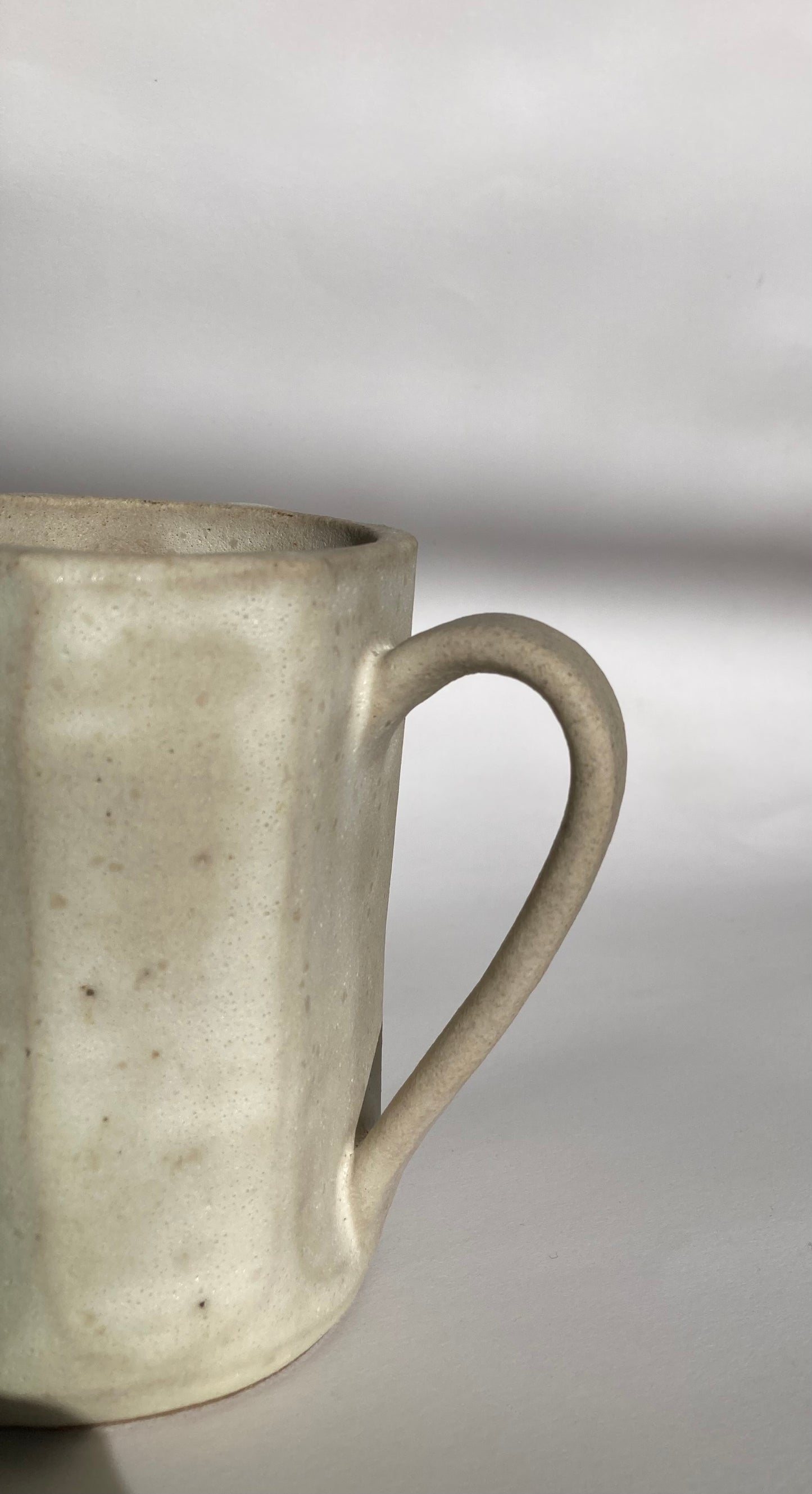 CREAMY FACETED MUG