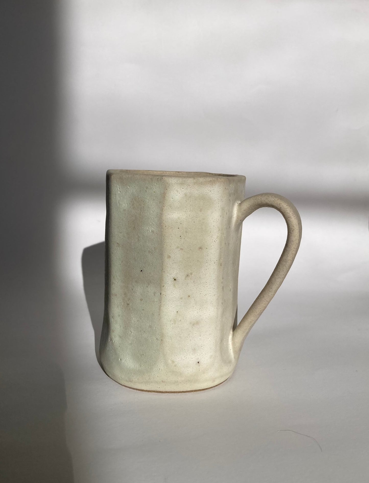 CREAMY FACETED MUG